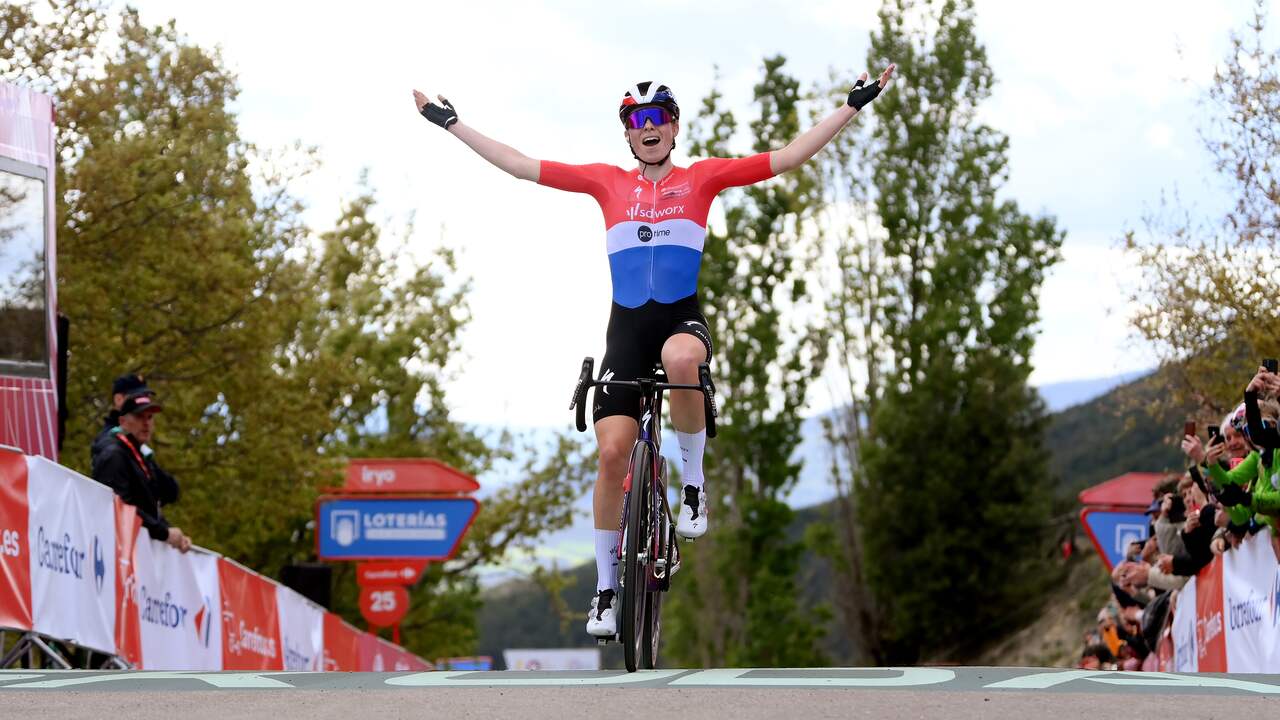 Vollering slaat toe in bergrit Vuelta en boekt eindelijk eerste zege van seizoen